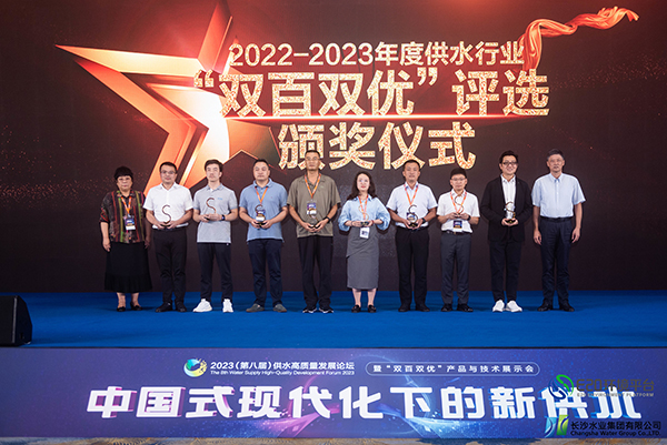 E20领奖-小.jpg